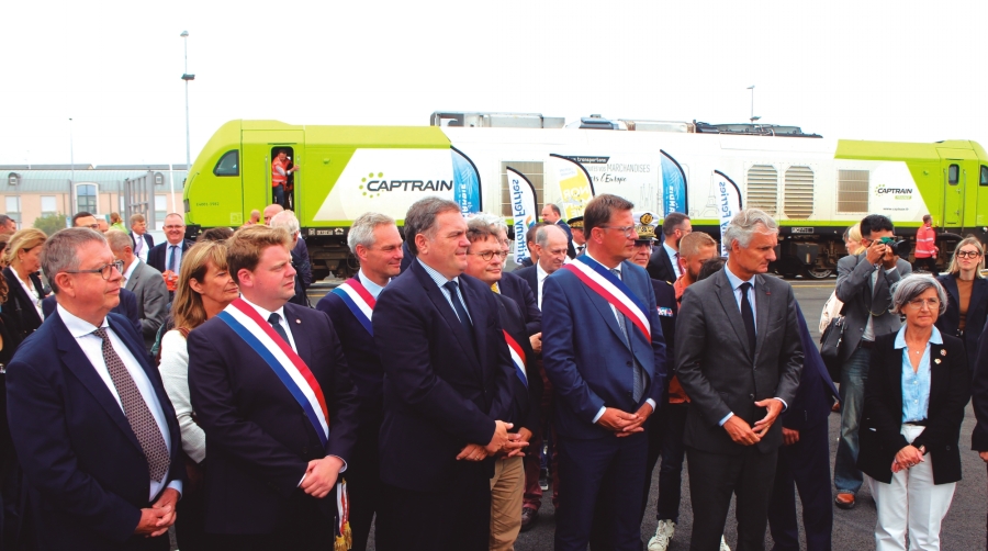 El ministro de Transportes de Francia, Philippe Tabarot (en el centro, sin banda), ha presidido el acto de ianuguración este jueves en el Puerto de Cherburgo. Foto J.P.