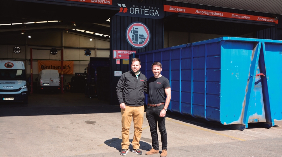 Raúl Ortega y Rafael Ortega, gerentes de Neumáticos Ortega, en sus instalaciones de Carlet. Foto J.C.P.