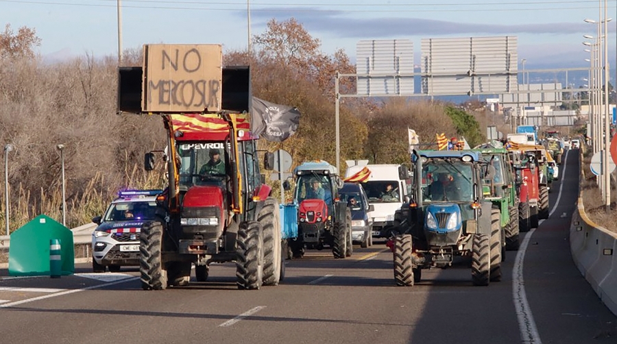 Los agricultores catalanes cortan el acceso al Puerto de Tarragona