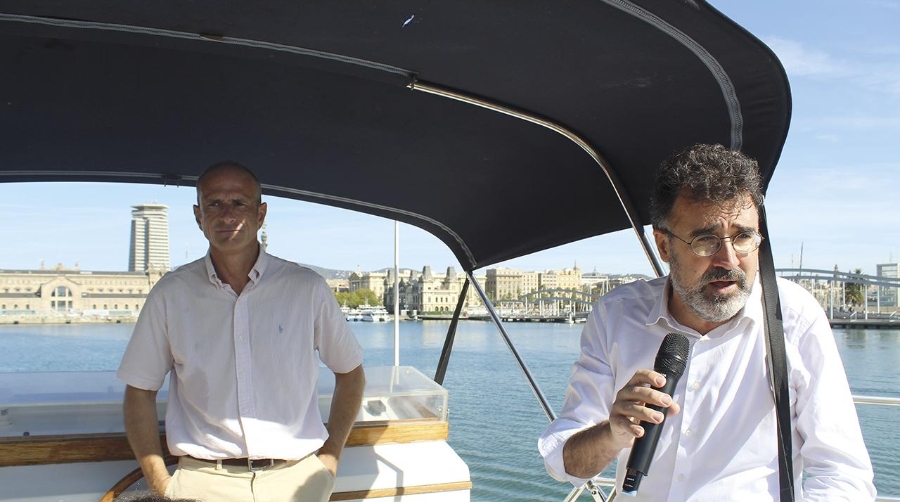 El director de Port Vell, David Pino, junto al presidente del Port de Barcelona, Lluís Salvadó, durante el recorrido por las instalaciones. Foto J.C.S.