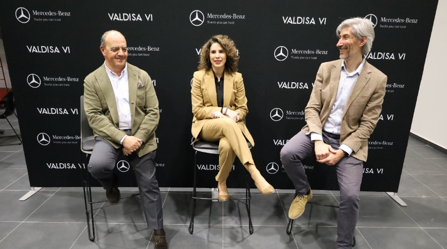 Antonio García-Patiño, CEO de Mercedes-Benz Trucks España y Portugal; Cristina Mora, alcaldesa de Quart de Poblet; y Mario Polo, gerente de Vehículos Industriales de Valdisa, durante la inauguración oficial de las nuevas instalaciones de Valdisa Vehículos Industriales. Foto R. T.