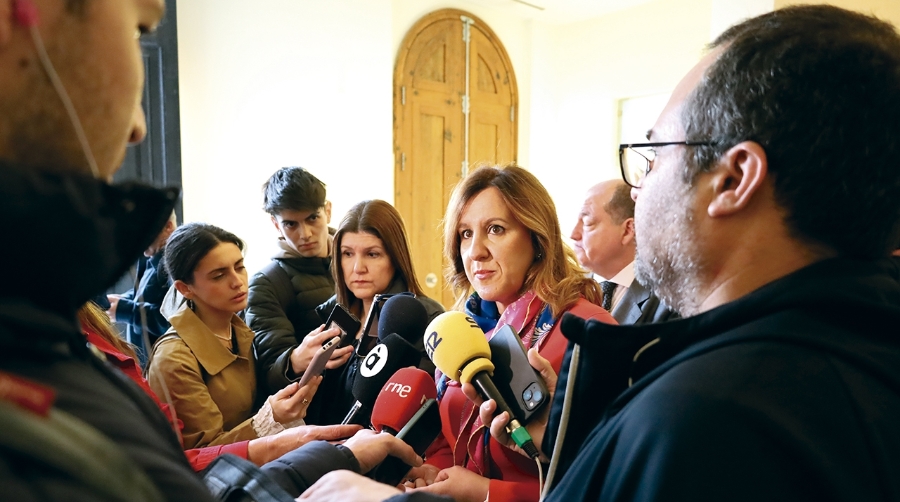 María José Catalá, alcaldesa de Valencia, atiende a los medios de comunicación poco antes del Consejo de Administración de la APV celebrado hoy.