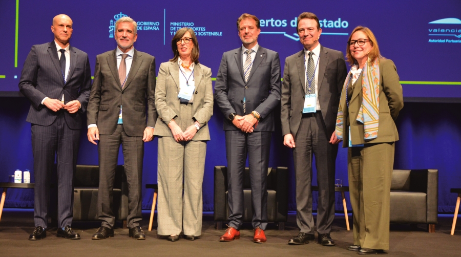 Víctor Jiménez, representante de España ante la OMI; Adolfo Utor, presidente de Baleària; Nieves Roqueñí, presidenta de la Autoridad Portuaria de Gijón; Ignacio Ballester, subdirector genera de MSC España; Arturo Gonzalo, consejero delegado de Enagás; y Alice Acuña, vicepresidenta de Moeve Trading. Foto J.C.P.