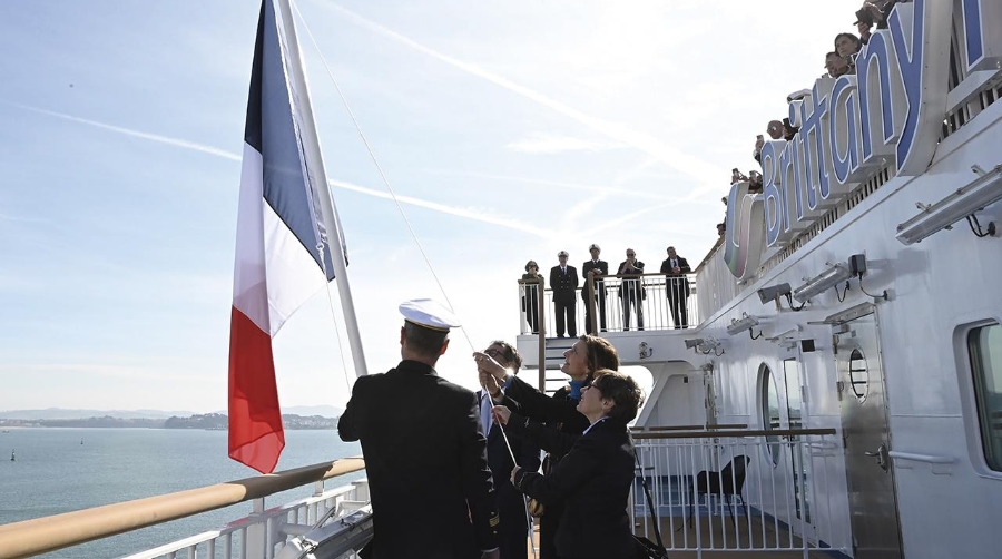El buque ha adoptado la bandera francesa.
