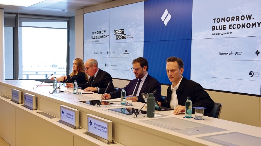 Nadia Quevedo, comisionada de Promoción Económica, Comercio y Restauración del Ayuntamiento de Barcelona; José Alberto Carbonell, presidente del Port de Barcelona; Ugo Valenti, director del Tomorrow Blue Economy World Congress y del Smart City Expo World Congress; y Stewart Sarkozy-Banoczy, director ejecutivo del World Ocean Council. Foto: J. M.