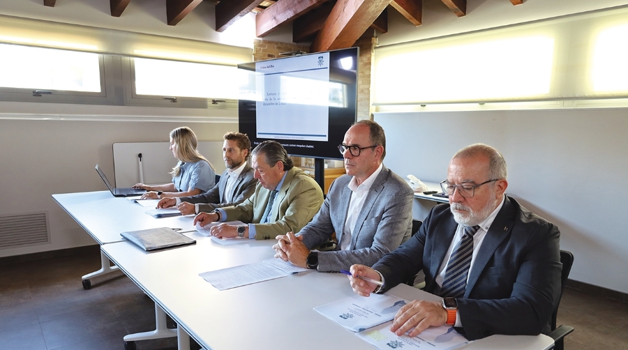 Paula Casais, gerente de la ANV; Miguel Ayora, del Comité de Empresas Consignatarias de la ANV (ha hecho las veces de vicepresidente de la ANV y de presidente del Comité de Empresas Consignatarias ante la ausencia de Ignacio Ballester); Vicente Boluda, presidente de la ANV; Gustavo Ferrer, vicepresidente de la ANV y presidente del Comité de Empresas Estibadoras; y Antonio Crespo, secretario de la ANV; durante la celebración de la Asamblea General de la entidad celebrada hoy. Foto R. T.