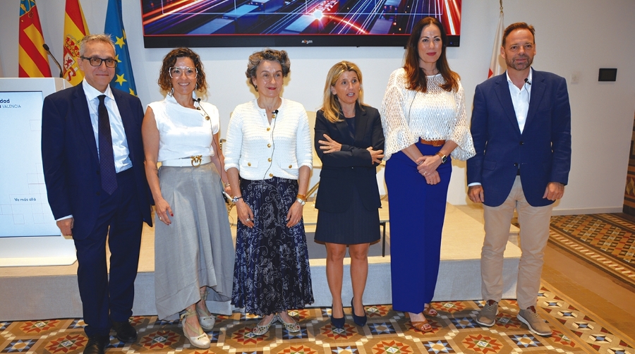 Jorge Sánchez-Tarazaga, director del máster universitario en Gestión del Negocio Marítimo y del Derecho Marítimo de la Universidad Europea de Valencia; Laura Bedialauneta, Chartering Manager de la oficina de Madrid de Ecomarítima; Mar Chao, presidenta de la Autoridad Portuaria de Valencia; Rosa Sanchidrián, rectora de la Universidad Europea de Valencia; Luz Martínez, representante de Cámara de Valencia y Alfredo Soler, presidente de Propeller Valencia. Foto J.C.P.