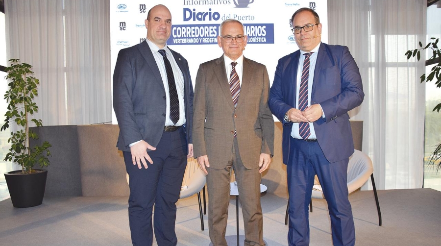 Miguel Jiménez, director de Diario del Puerto; Josep Vicent Boira, comisionado del Gobierno para el Corredor Mediterráneo y José Antonio Sebastián, comisionado del Gobierno para el Corredor Atlántico. Foto J.C.P.