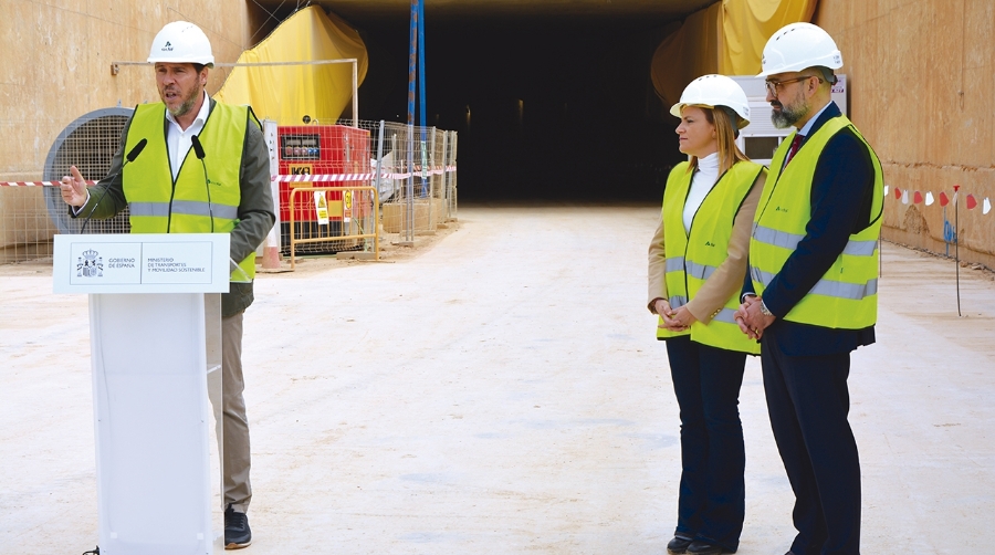 El ministro de Transportes y Movilidad Sostenible, Óscar Puente; la delegada del Gobierno en la Comunitat Valenciana, Pilar Bernabé y el presidente de Adif, Luis Pedro Marco de la Peña, delante del túnel del canal de acceso a Valencia. Foto J.C.P.