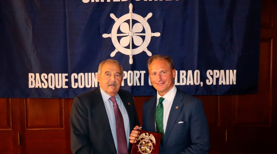 José Luis Grijalvo, presidente del Propeller Club del País Vasco-Port of Bilbao, ha entrado una metopa conmemorativa a Iván Jiménez, presidente de la Autoridad Portuaria de Bilbao.