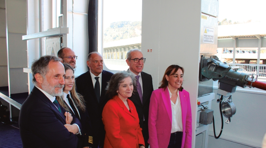 Mario Massarotti, consejero delegado de Grimaldi Logística de España; Carmen Santorum; capitana del “Ciudad de ¡Palma”; Pedro García, director de Explotación de Puertos del Estado; Ettore Morace, CEO de Trasmed; Ana Arévalo, responsable del Departamento de Shorepower de Port de Barcelona; José Alberto Carbonell, presidente del Port de Barcelona; y Sílvia Paneque, consellera de Territori, al lado del punto de conexión dentro del buque. Foto M.V.