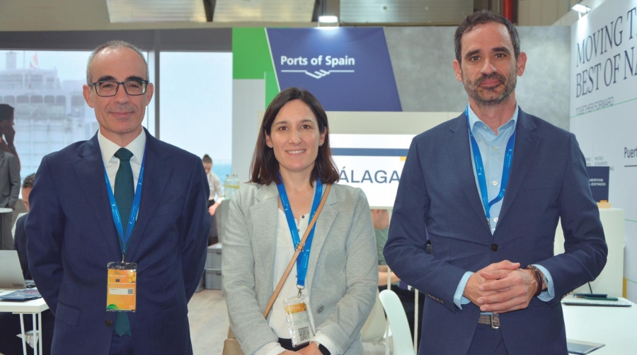José Moyano, director general; Ana Martín, responsable Comercial y de Marketing; y Alejandro Martínez, jefe de Relaciones Institucionales, Promoción Comercial y Marketing de la Autoridad Portuaria de Málaga. Foto J.C.P.