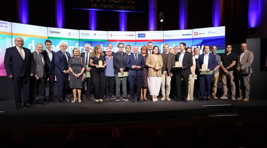 Los galardonados y autoridades durante la X Nit de les infraestructures de Catalunya. Foto: J. M.