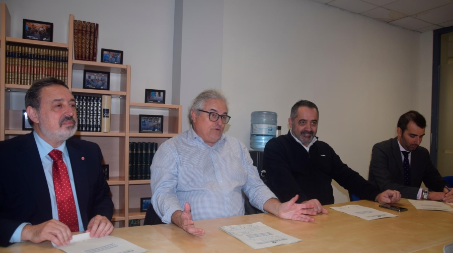 De izquierda a derecha, Diego Romero, vicepresidente de la Comisión de Aduanas de FETEIA; Enric Ticó, presidente de FETEIA; Juan Uhía, presidente de la Comisión de Aduanas de FETEIA; y Martín Fernández, secretario Técnico de FETEIA. Foto M.J.