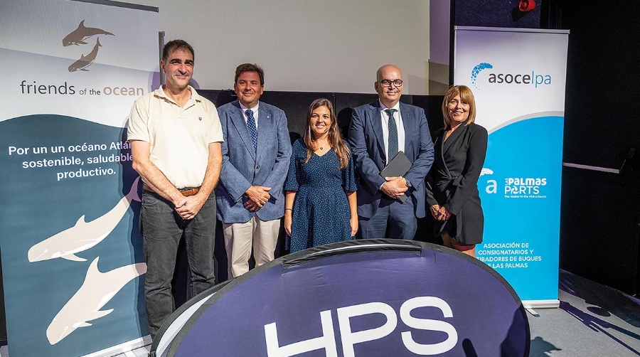 El proyecto Friends of the Ocean, liderado por la Asociación de Consignatarios y Estibadores de Buques de Las Palmas (Asocelpa), quiere concienciar sobre el grave problema que suponen los plásticos para los océanos y las especies que la habitan. En la imagen, representantes de las organizaciones e instituciones canarias que colaboran con la iniciativa que lucha contra el plástico en los océanos.