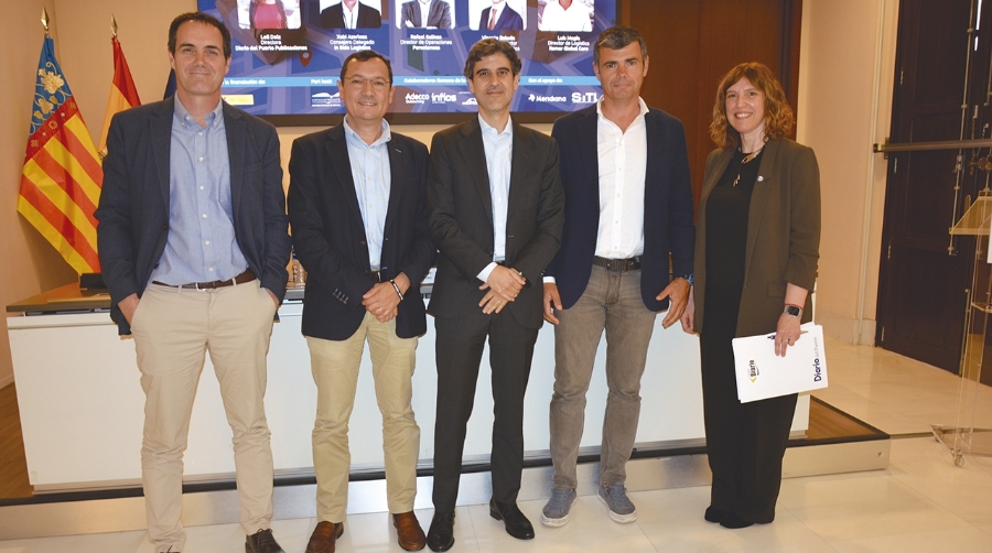 Xabi Azarloza, consejero delegado de In Side Logistics; Rafael Salinas, director de Operaciones de Porcelanosa; Vicente Boluda, Associate Director Industrial &amp; Logistics de Savills, Luis Magía, director de Logística de Grupo Romar Global Care y Loli Dolz, directora de Diario del Puerto Publicaciones. Foto J.C.P.