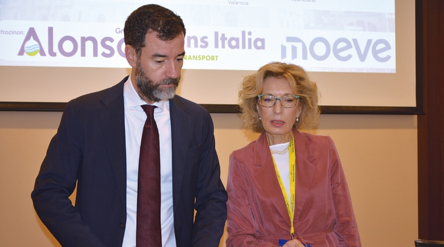 Benito Núñez, secretario general de Transporte Aéreo y Marítimo y Pilar Tejo, directora técnica de SPC Spain. Foto J.C.P.