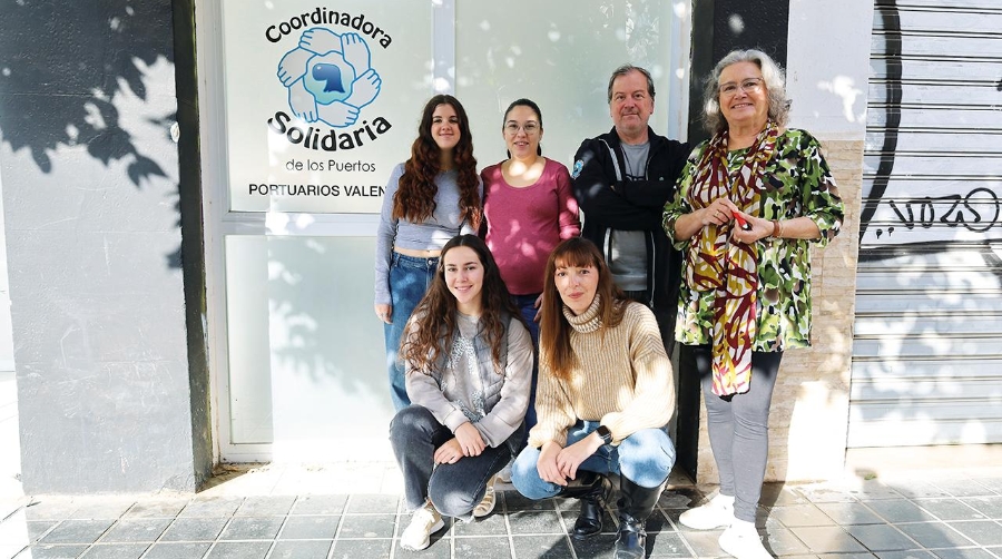 Miembros de Coordinadora Solidaria Valencia. De pie, de izquierda a derecha: Patri Villalón, alumna en prácticas; Miriam Montolío, trabajadora social; Humberto Nácher, responsable de Coordinadora Solidaria Valencia; y Carmen Fuentes, profesora de Castellano y Alfabetización y voluntaria de El Puchero. Agachadas: Candela Gimeno, alumna en prácticas; y Arantxa Vivó, trabajadora social. Foto R. T.