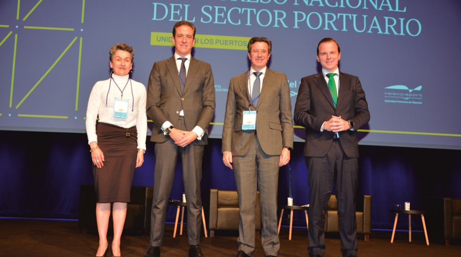 De izquierda a derecha, Mar Chao, presidenta de la Autoridad Portuaria de Valencia; Francisco David Gallego, CEO de Regenera; José Casas, director de Relaciones Institucionales de Endesa y Luis Buill, director de SmartSolutions de Iberdrola. Foto J.C.P.