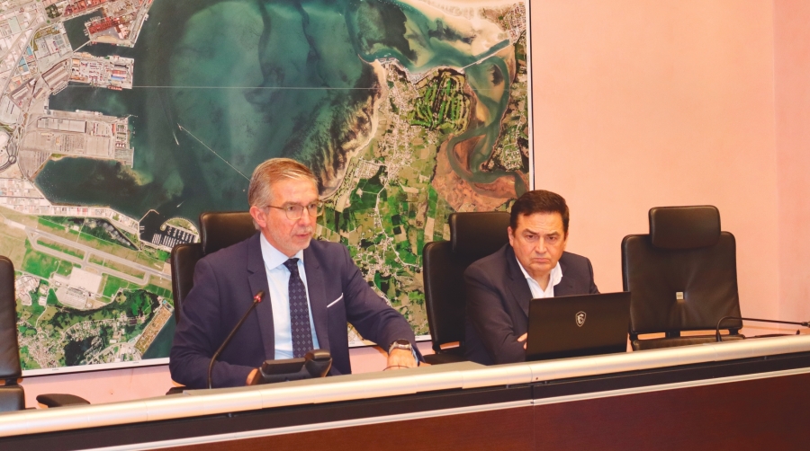 El presidente de la Autoridad Portuaria de Santander (APS), César Día (izquierda), y el director, Santiago Díaz Fraile. Foto J.P.