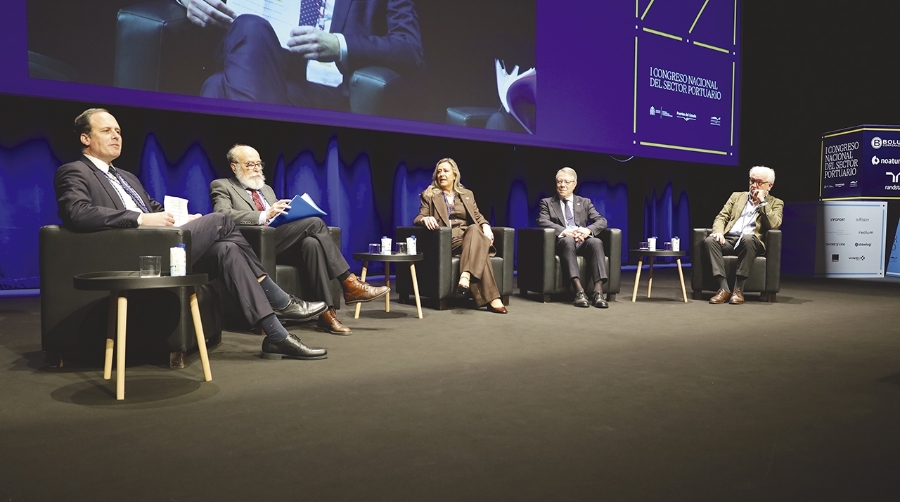 Carlos Botana, presidente de la Autoridad Portuaria de Vigo; Ricardo Rodríguez-Martos, director del Departamento de Stella Maris-Apostolado del Mar de la Conferencia Episcopal Española; Elena Martínez, directora del Instituto Social de la Marina; Gerardo Vangioni, presidente de Naves de Esperanza-Mercy Ships España; y Rafael Fernández-Álava, director de Comunicación y Asuntos Externos en Costa Cruceros para España y Portugal. Foto R. T.