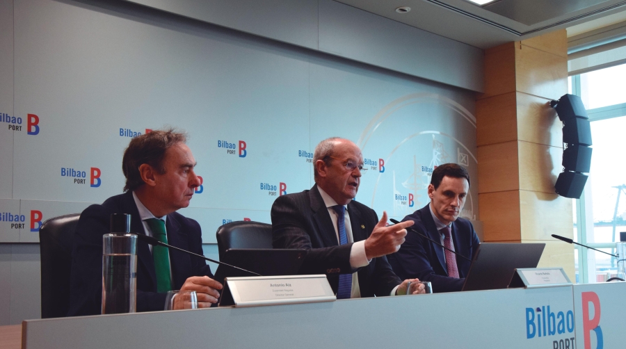 Ricardo Barkala, presidente de la Autoridad Portuaria de Bilbao, flanqueado por Antonio Aiz, director (izquierda), y Andima Ormaetxe, director de Operaciones (derecha). Foto M.C.