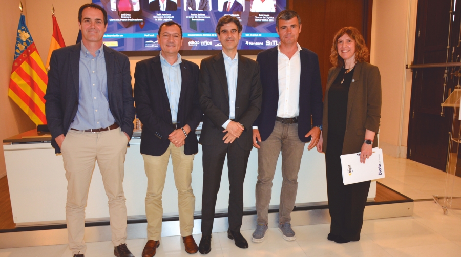 Xabi Azarloza, consejero delegado de In Side Logistics; Rafael Salinas, director de Operaciones de Porcelanosa; Vicente Boluda, Associate Director Industrial &amp; Logistics de Savills, Luis Magía, director de Logística de Grupo Romar Global Care y Loli Dolz, directora de Diario del Puerto Publicaciones. Foto J.C.P.