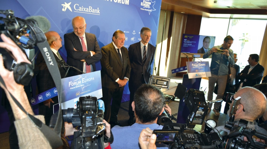 La participación de Vicente Boluda en un nuevo desayuno informativo de Nueva Economía Fórum congregó ayer a numerosos medios de comunicación. En la imagen, José Luis Rodríguez, presidente de Nueva Economía Fórum; Juan Roig, presidente de Mercadona y encargado de presentar a Vicente Boluda; Vicente Boluda, presidente de AVE y de Boluda Corporación Marítima; y Xicu Costa, director territorial de CaixaBank en la Comunitat Valenciana. Foto: Raúl Tárrega.