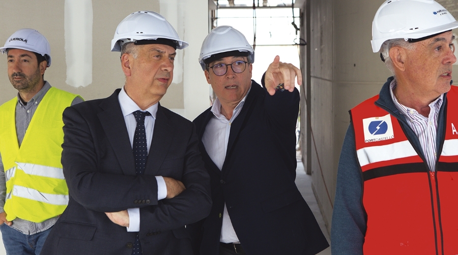 El presidente de la Autoridad Portuaria, Rubén Ibáñez, ha visitado recientemente el avance de las obras de mano del conseller de Emergencias e Interior, Juan Carlos Valderrama (izquierda).
