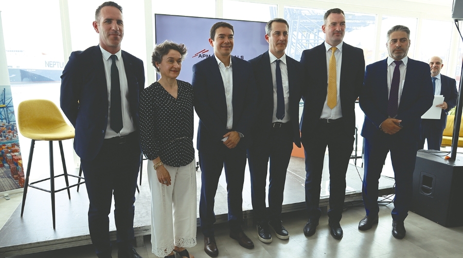 Declan O´Sullivan, Head of Global Sales at Liebherr Container Cranes; Mar Chao, presidenta de la Autoridad Portuaria de Valencia; Julián Fernández, director general de APM Terminals Spanish Gateways, David Cano, Divisional Manager de grúas marítimas y Maquinaria de construcción de Liebherr España; Marcos González, senior Sales Manager for Ports &amp; Offshore de Liebherr. Foto J.C.P.