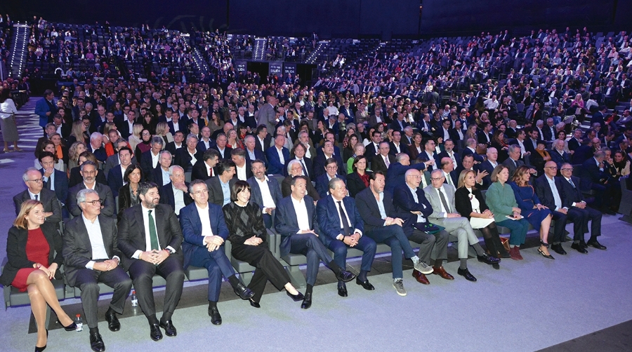 En primer plano, autoridades asistentes al acto de hoy en el Roig Arena. Foto J.C.P.