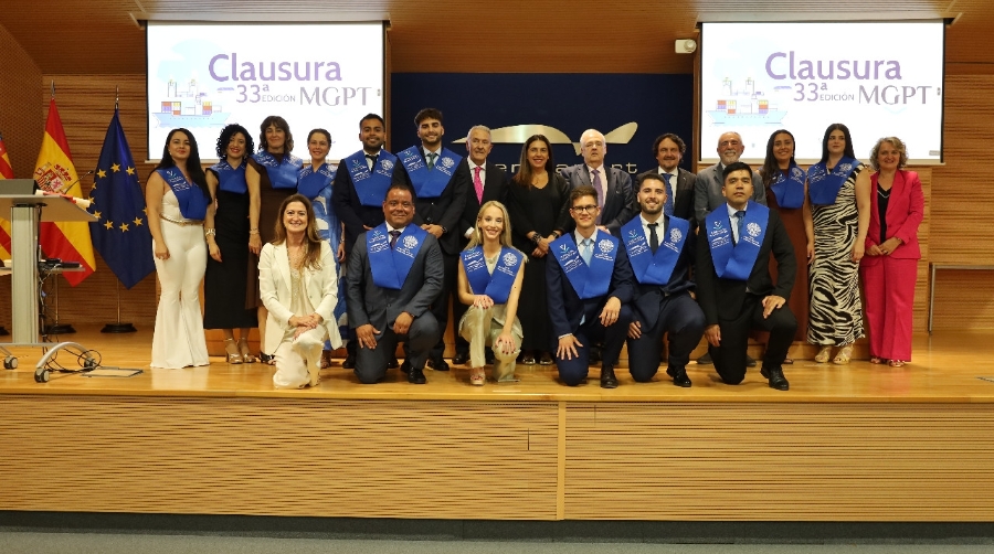 Representantes institucionales y de la Fundación Valenciaport junto a los alumnos que han cursado la 33ª edición del Máster en Gestión Portuaria y Transporte Intermodal. Foto R. T.