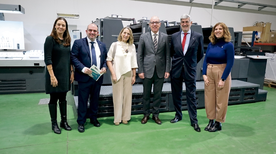 Magda Tatay, directora general editorial de Grupo Diario; Fernando Vitoria, director general de Grupo Diario Editorial; Núria Burguera, directora de Comunicación del Port de Barcelona; José Alberto Carbonell, presidente de la Autoridad Portuaria de Barcelona; Francisco Prado, director general de Grupo Diario; y Loli Dolz, directora de Diario del Puerto Publicaciones. Foto: R. T.