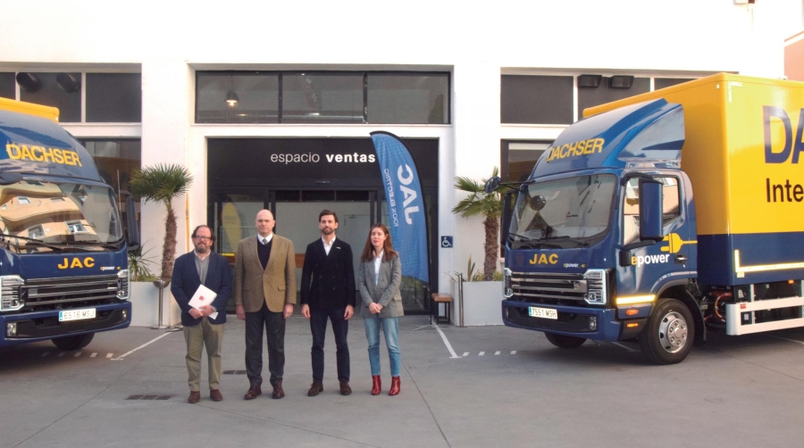 Luis Miguel Torres, director general de Transportes y Movilidad de la Comunidad de Madrid; Celestino Silva, director de Dachser European Logistics Iberia; Marc Oliva, CEO de JAC Motors Iberia; y Sonia Murillo, concejala de Transición Ecológica y Movilidad de Coslada. Foto M.C.