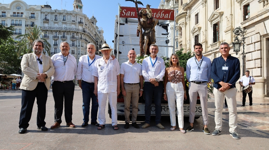 La comitiva de San Cristóbal ha realizado la primera parada de su recorrido en el Ayuntamiento de Valencia, donde han sido recibidos por Jesús Carbonell, concejal de Seguridad y Movilidad; y Mónica Gil, concejala de Fiestas y Tradiciones (quinto y séptima por la derecha). Foto R. T.