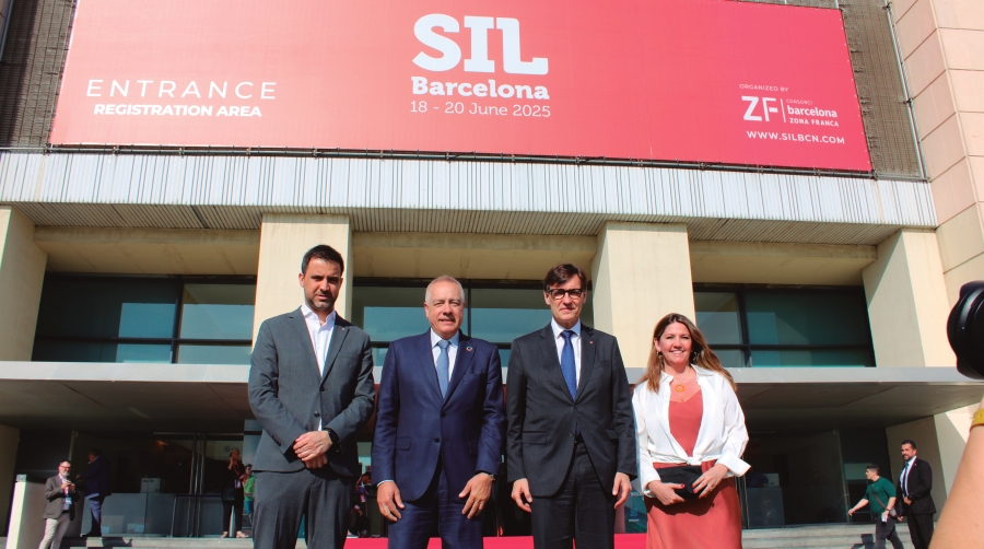 Rafael Ruiz, presidente de Ebro; Pera Navarro, delegado especial del Estado en el CZFB; Salvador Illa, presidente de la Generalitat; Ignacio García Cuenca, Country Manager de Goodman; Blanca Sorigué, directora general del CZFB; y Jordi Valls, teniente de alcalde de Barcelona Foto M.V.
