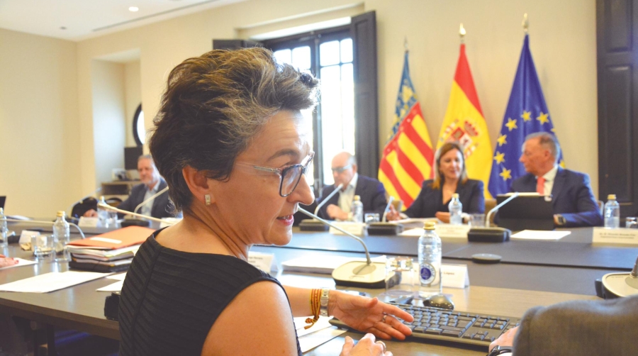 Mar Chao, presidenta de la APV, poco antes de la celebración del Consejo de Administración de ayer. Al fondo, María José Catalá, alcaldesa de Valencia, conversa con Salvador Navarro, presidente de la CEV. Foto R. T.