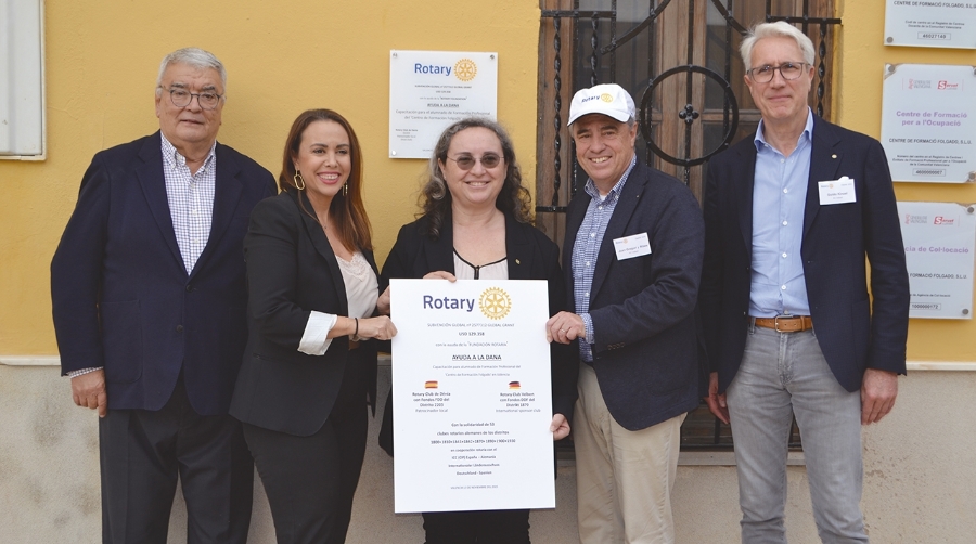 Durante la visita, se inauguró una placa en conmemoración de la donación.