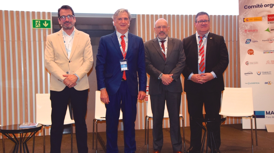 De izda a dcha: Eduardo San Román, director de la Agencia Logística de la CAM; Jesús Cuéllar, presidente de Foro MADCargo; Mario Otero, director del Aeropuerto de Barajas; y Leonardo González, presidente de ALACAT. Foto M.C.