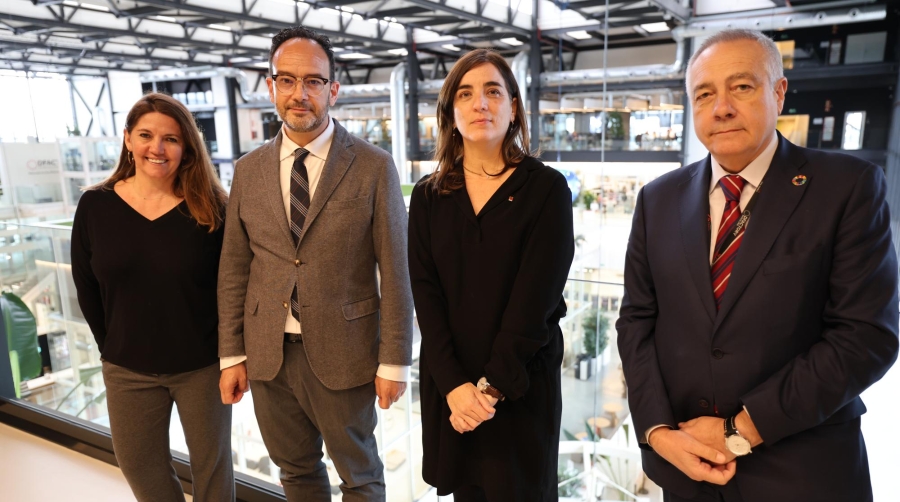 La directora general del CZFB, Blanca Sorigué; Antonio Hernando, secretario de Estado de Telecomunicaciones e Infraestructuras Digitales; Nuria Montserrat, consellera de Investigació i Universitats de la Generalitat de Catalunya y Pere Navarro, delegado especial del Estado en el CZFB.