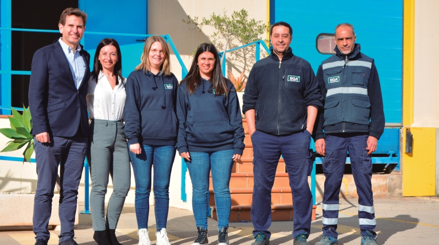 EL CEO de BGA Logistics, Borja García, junto a parte del equipo de profesionales que conforman la compañía. Foto J.C.P.