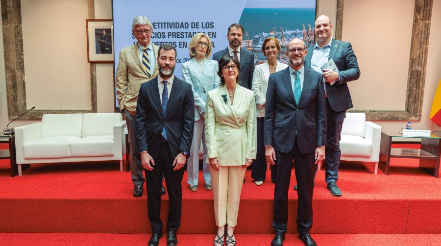 De izquierda a derecha, Joaquim Coello (Asoport), Pilar Tejo (SPC-Spain), Alfonso Camba (CNMC), Nuria Lacaci (ACE), Miguel Jiménez (Diario del Puerto), Benito Núñez (SG Transporte Aéreo y Marítimo), Cani Fernández (CNMC) y Pedro García (Puertos del Estado). Foto M.C.