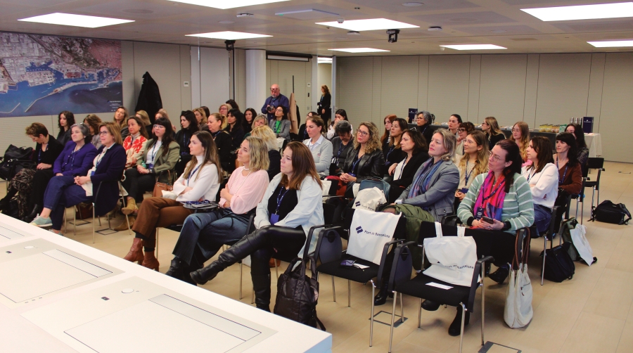 Más de treinta mujeres de la comunidad portuaria de Barcelona participaron en la jornada de WISTA. A la derecha, Carmen Aramburu, directora del Área de Sanidad y Política Social de la Delegación del Gobierno en Catalunya. Fotos M.V.