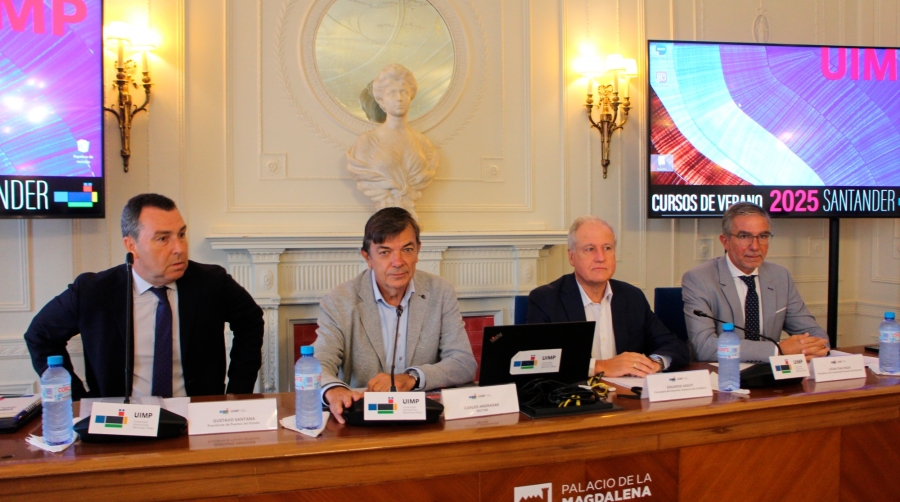 En la inauguración de la Semana Portuaria UIMP 2025 han participado (de izquierda a derecha) Gustavo Santana, presidente de Puertos del Estado; Carlos Andradas, rector de la UIMP; Eduardo Arasti, consejero de Industria, Empleo, Innovación y Comercio del Gobierno de Cantabria, y César Díaz, presidente de la Autoridad Portuaria de Santander. Foto J.P,