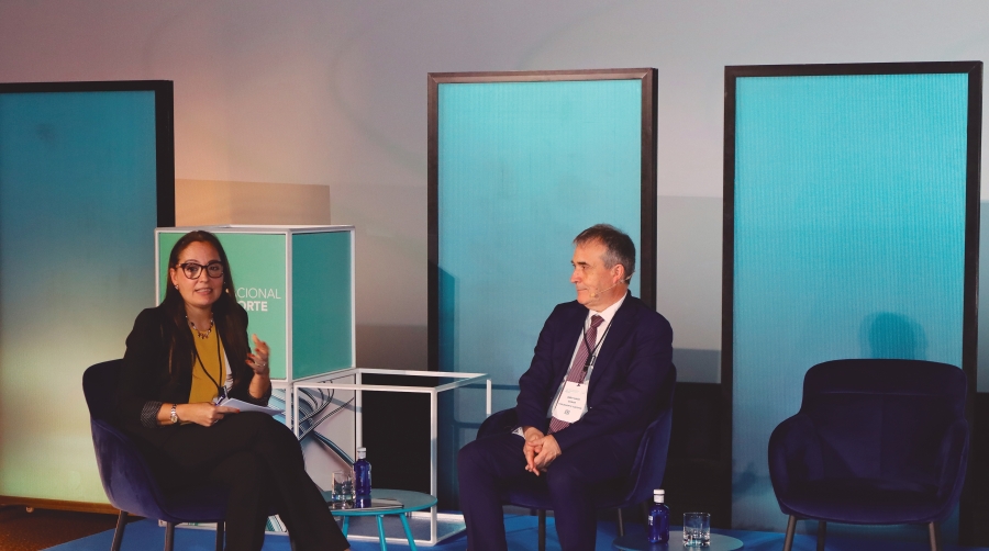 María Tena, directora de Logística de AECOC, y Jean-Louis Colson, de la Comisión Europea. Foto M.J.