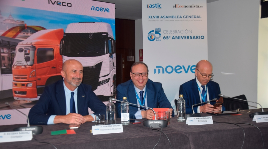 Marcos Basante, presidente de ASTIC, flanqueado por Juan Jesús Sánchez, vicepresidente de Mercancías, y Antonio Pérez Millán, presidente de UOTC-ASTIC. Foto M.J.