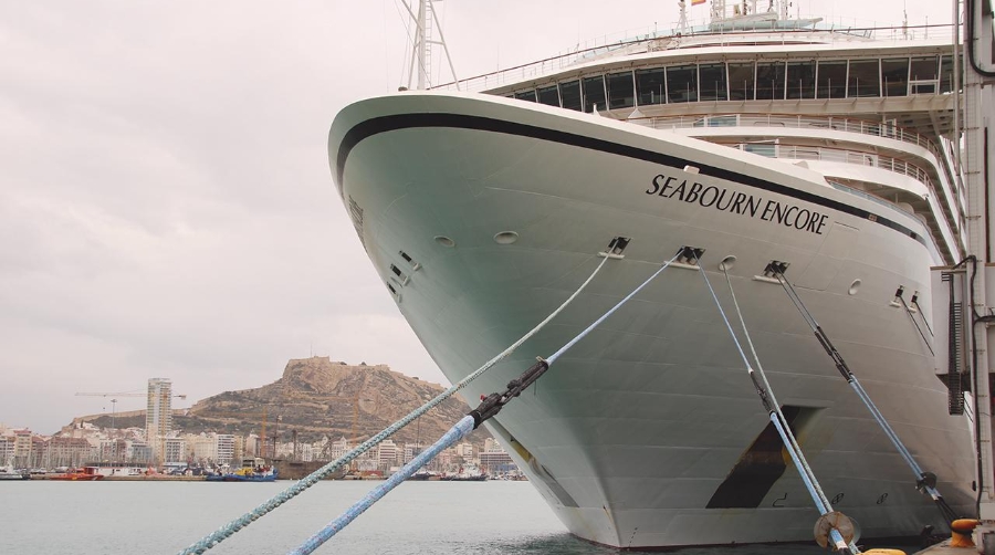 El crucero de lujo “Seabourn Encore”, de la naviera Seabourn Cruise Line, en una de las visitas a Alicante.