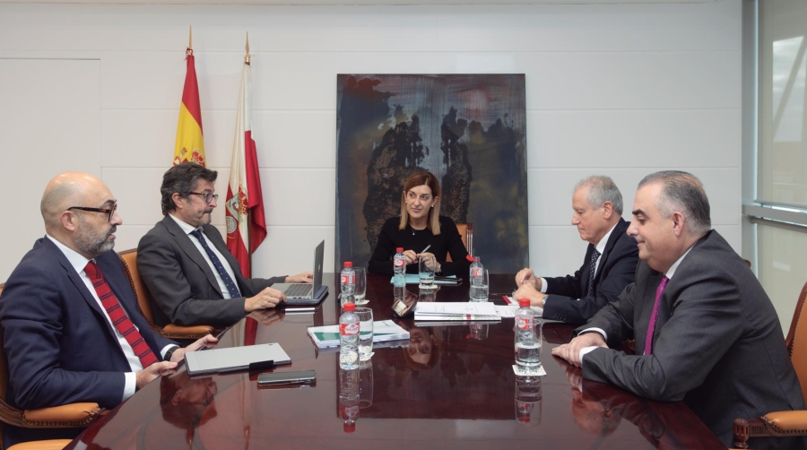 El presidente de ADIF, Pedro Marco de la Peña; el presidente de Puertos del Estado, Álvaro Rodríguez Dapena; la presidenta de Cantabria, María José Sáenz de Buruaga; el consejero de Industria, Eduardo Arasti, y el consejero de Fomento, Roberto Media, durante la reunión que mantuvieron en la sede del Ejecutivo.