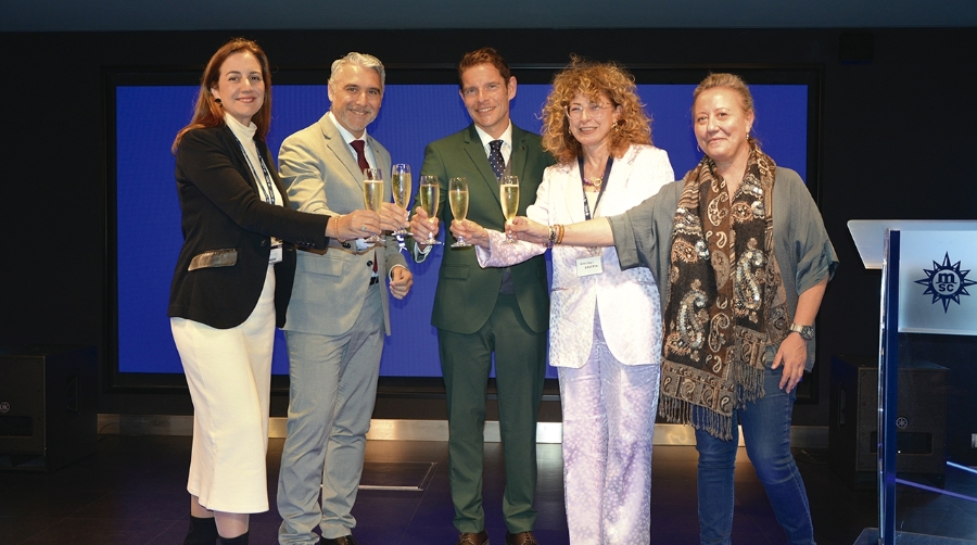 Fernando Pacheco, director general de MSC Cruceros y Explora Journeys en España (en el centro), brindó con las autoridades presentes por estos 20 años. Foto J.C.P.