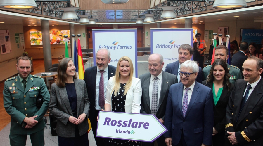 Christophe Matthieu, CEO de Brittany Ferries (tercero por la izquierda); Ricardo Barkala, presidente de la Autoridad Portuaria de Bilbao (quinto izq.); Roberto Castilla, director de Brittany Ferries en España (sexto izq. detrás) junto al capitán del “Salamanca”, miembros de la oficina de Turismo de Irlanda y de la Guardia Civil. Foto J.P.